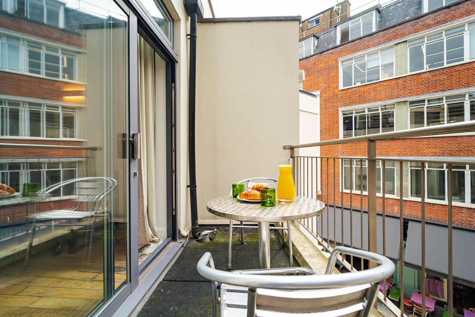 Spacious Apartment With A Balcony In Prime Location In Farringdon London Exterior photo