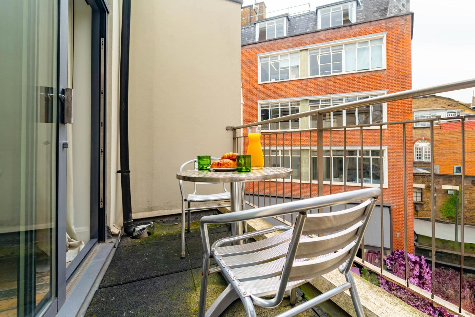 Spacious Apartment With A Balcony In Prime Location In Farringdon London Exterior photo